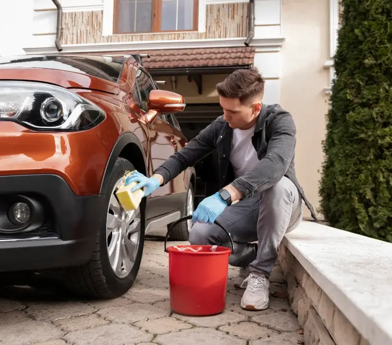 Lavage auto à domicile Ville-di-Pietrabugno : professionnel intervenant sur un véhicule